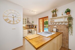 Een koelkast, een microgolfoven, een oven, een vaatwasser