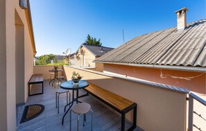 Outdoor dining - Beautiful apartment in Gornji Karin with WiFi (Gornji Karin)