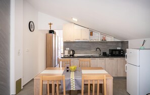 Réfrigérateur, plaque de cuisson, cafetière/bouilloire