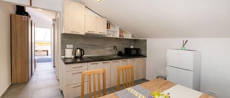 冷蔵庫、コンロ、コーヒー / ティーメーカー