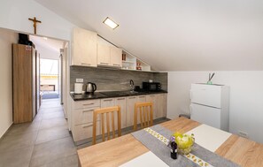 Fridge, microwave, stovetop, coffee/tea maker - Beautiful apartment in Gornji Karin with WiFi (Gornji Karin)