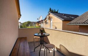 Outdoor dining - Beautiful apartment in Gornji Karin with WiFi (Gornji Karin)