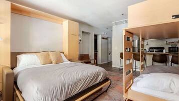 1 habitación, escritorio, tabla de planchar con plancha y wifi