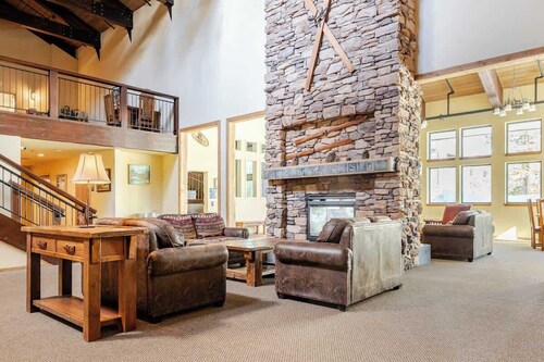 Family friendly with common room, mountain views