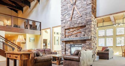 Family friendly with common room, mountain views