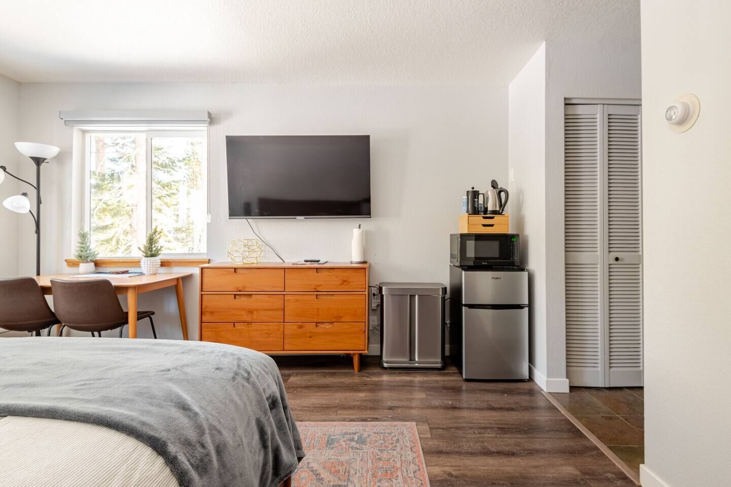 1 habitación, escritorio, tabla de planchar con plancha y wifi 