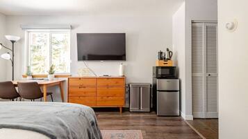 1 habitación, escritorio, tabla de planchar con plancha y wifi