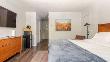 1 habitación, escritorio, tabla de planchar con plancha y wifi