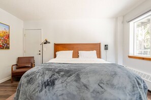 1 slaapkamer, een bureau, een strijkplank/strijkijzer, wifi