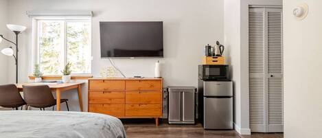 1 slaapkamer, een bureau, een strijkplank/strijkijzer, wifi