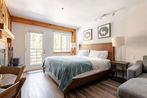 Ein Schlafzimmer mit Bett, Schreibtisch, Stuhl und Schlafsofa.