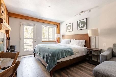 1 chambre, Wi-Fi, draps fournis. Kirkwood Studio Full Kitchen & Meadow Balcony