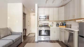 Kühlschrank, Mikrowelle, Ofen, Herdplatte