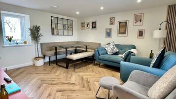 Een televisie en boeken