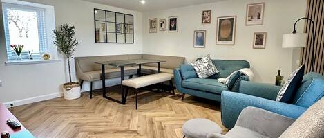 Een televisie en boeken