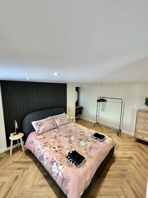 3 bedrooms, iron/ironing board, free WiFi, bed sheets