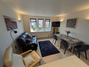 Smart TV, DVD player, books - Cosy yet spacious property with private parking, close to the village centre. (Ingleton)