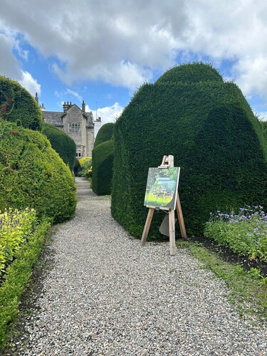 Cosy yet spacious property with private parking, close to the village centre.