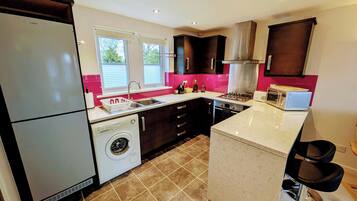 Réfrigérateur, micro-ondes, four, cafetiÚre/bouilloire