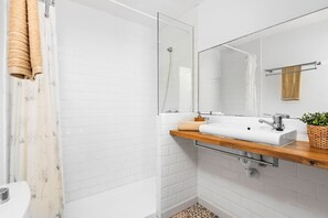 Douche, sèche-cheveux, serviettes fournies