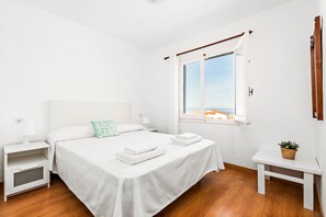 2 chambres, coffres-forts dans les chambres, fer et planche à repasser