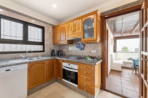 Kühlschrank, Mikrowelle, Ofen, Geschirrspüler