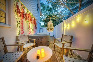 Outdoor spa tub - Heated Pool Whimsical bird cage spa 7 min to beach (Seminole)