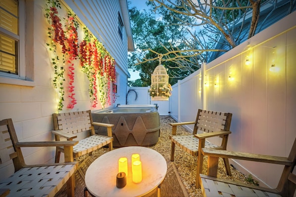 Outdoor spa tub