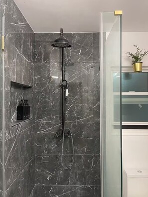 Chuveiro, secador de cabelo, toalhas de banho