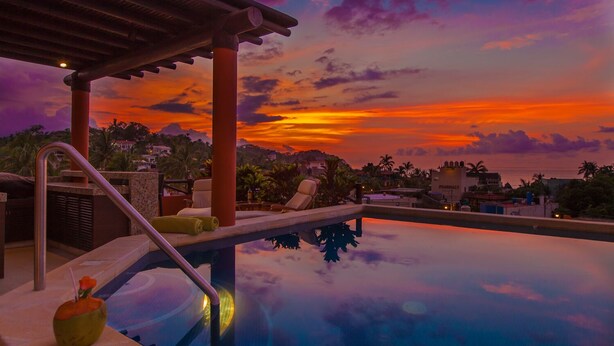 A pool area with lounge chairs and a view of the sunset. - Beach Break Suites Private Villa – Downtown | 5 Suites & Private Pool (Sayulita)