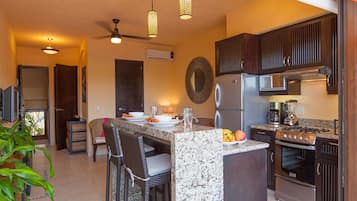 Suite Confort, 1 cama Queen size y sofá cama, balcón, vista a la ciudad | Cocina privada