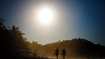 Playa en los alrededores, playa de arena blanca y toallas de playa