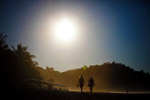 Una playa cerca, arena blanca, toallas de playa, masajes en la playa