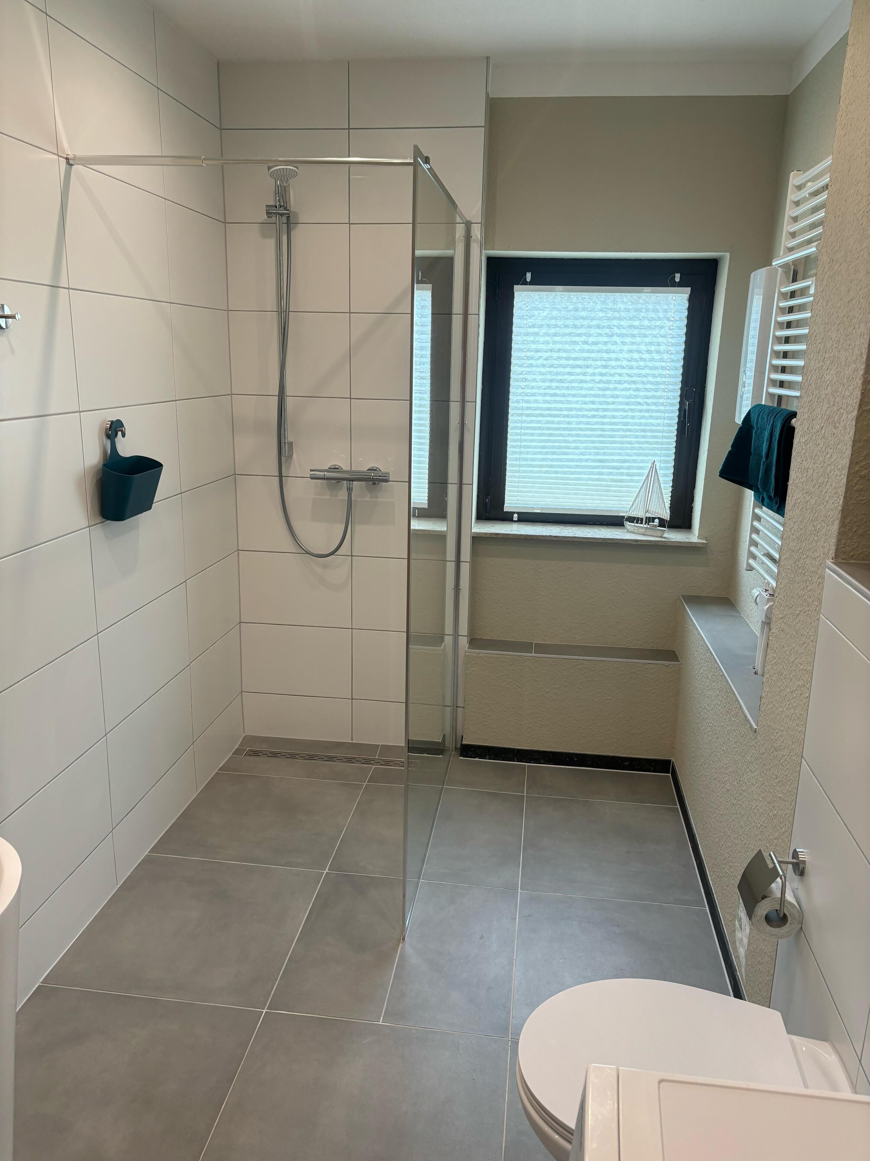 Haartrockner, Handtücher, Seife, Toilettenpapier