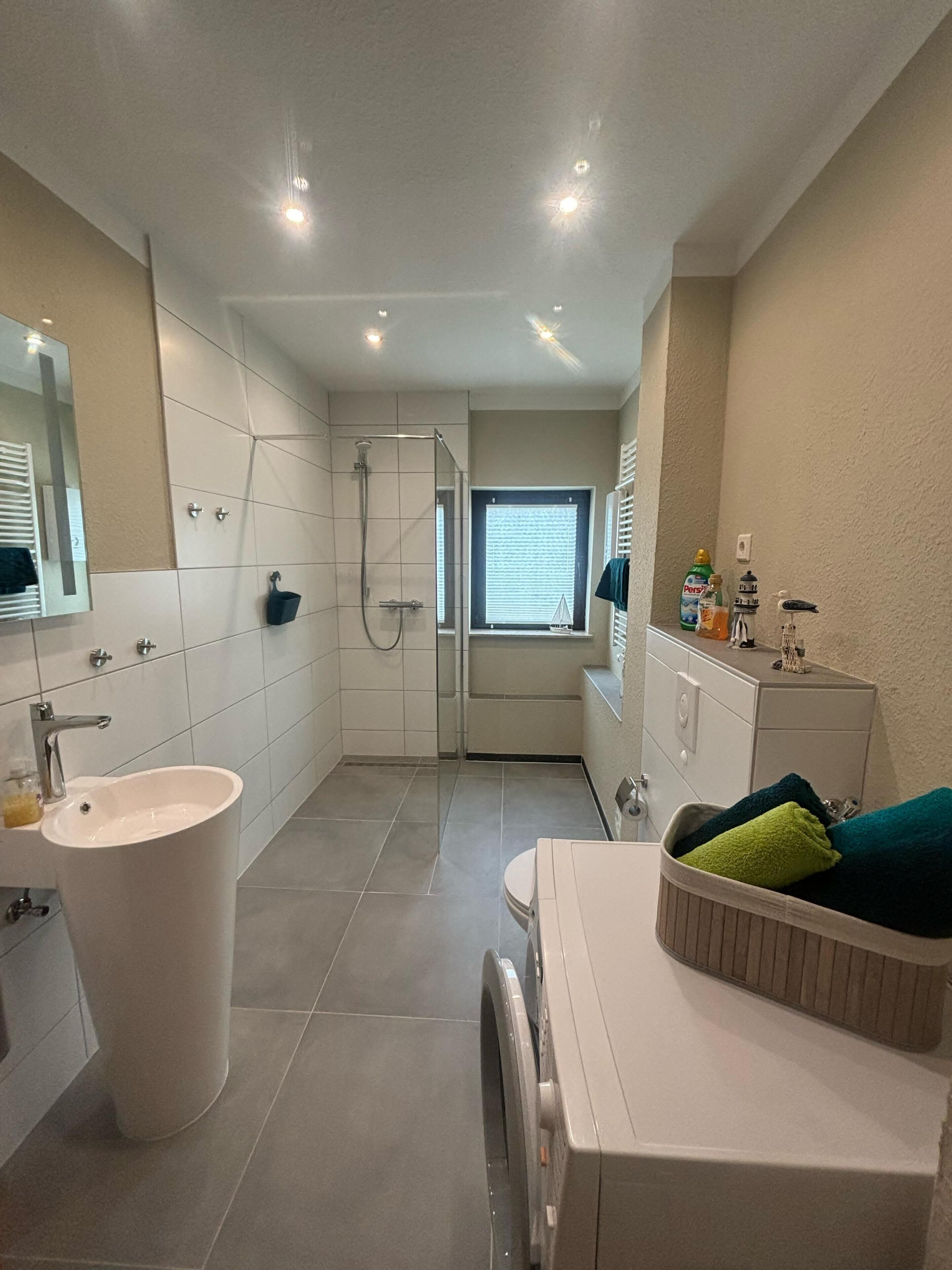 Sèche-cheveux, serviettes fournies, savon, papier toilette