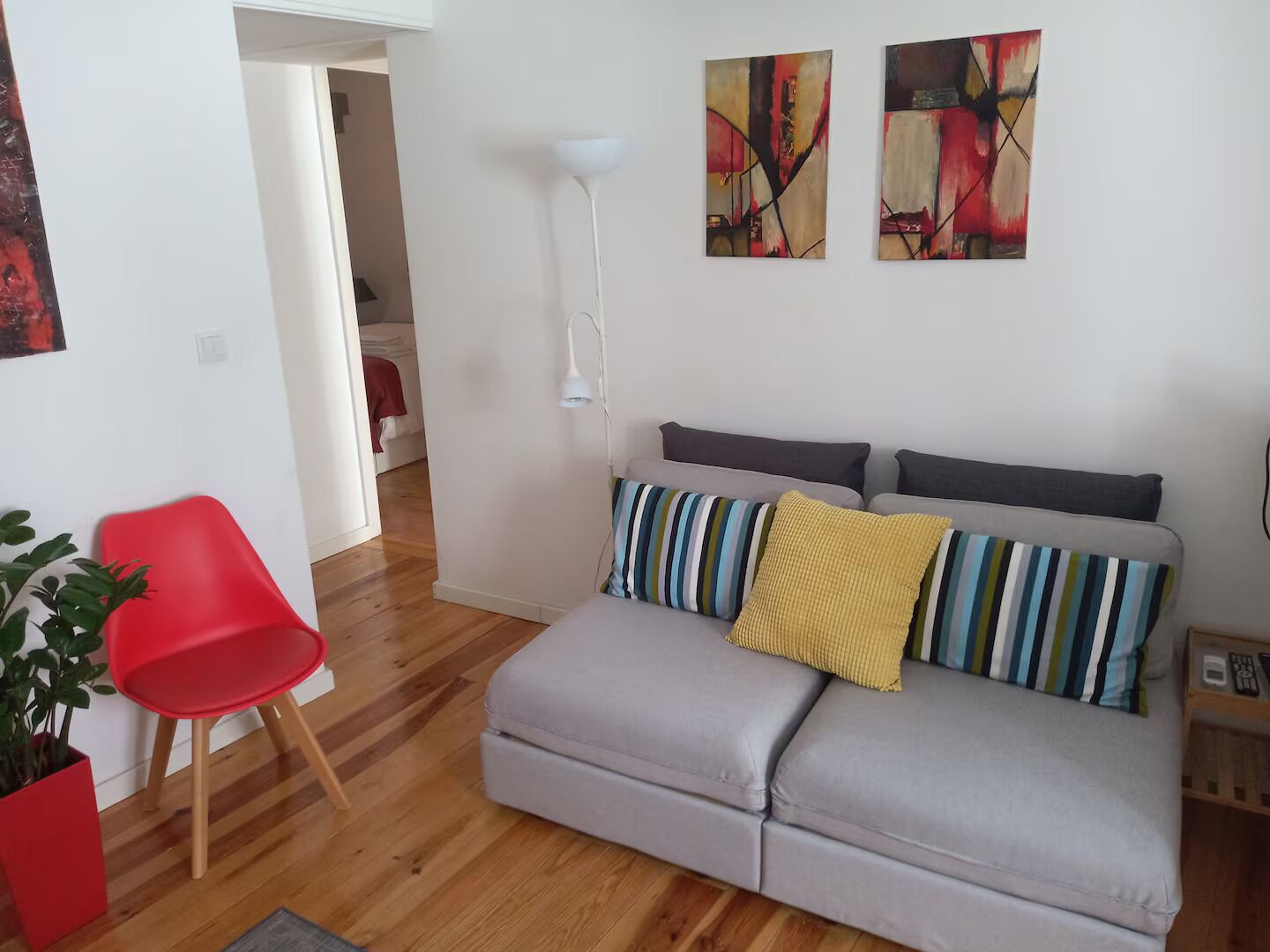 32-英寸纯平电视（配备有线频道）