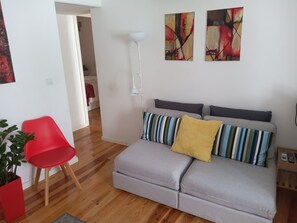 32-inch flat-screen TV with cable channels - Charming City Center (Lisbon)