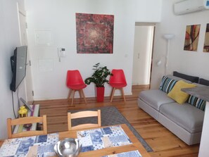 32-inch flat-screen TV with cable channels - Charming City Center (Lisbon)