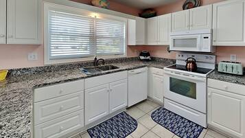 Studio (3 Bedrooms) | Property amenity