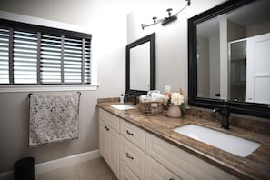 Ferienhaus, Mehrere Betten, Poolzugang, Poolblick (Destination #51) | Badezimmer | Designer-Toilettenartikel
