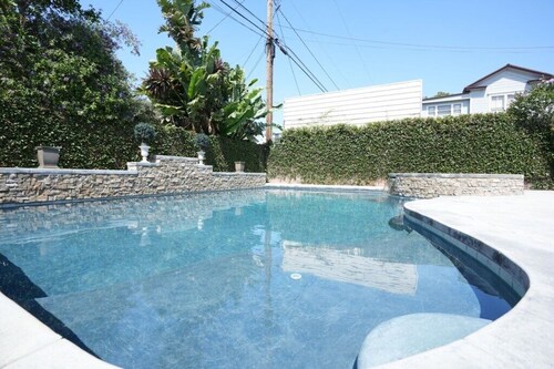 Designer decorated 6 bedroom 4 bath pool home