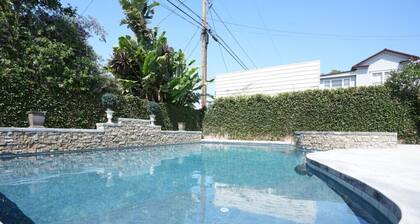 Designer decorated 6 bedroom 4 bath pool home
