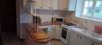 Quiet, peaceful neighbourhood, close to all amenities