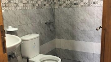 Secadora de cabello, toallas, jabón, papel de baño