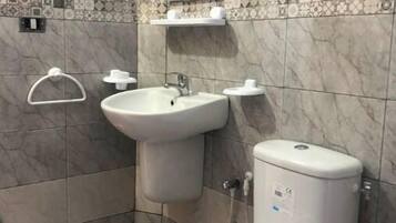SĂšche-cheveux, serviettes fournies, savon, shampoing