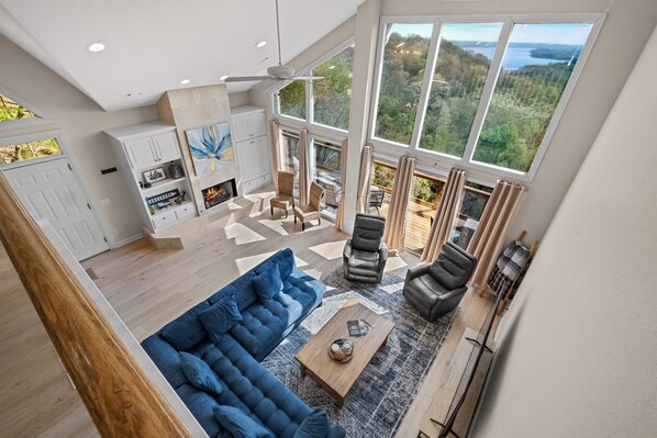 Smart-tv, eldstad, bordsfotboll och datorskärmar