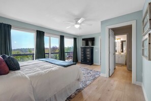 4 bedrooms, desk, iron/ironing board, travel crib