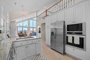 Kylskåp, mikrovågsugn, ugn och spishäll