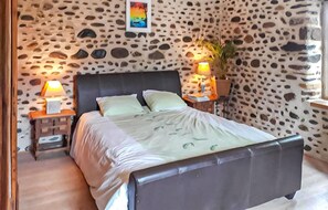 3 bedrooms, iron/ironing board, travel cot, free WiFi