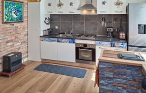 Kühlschrank, Ofen, Herdplatte, Wasserkocher mit Kaffee-/Teezubehör